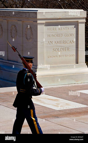 honor-guard-at-the-tomb-of-the-unknown-soldier-arlington-national-BK5A2T-1878543695
