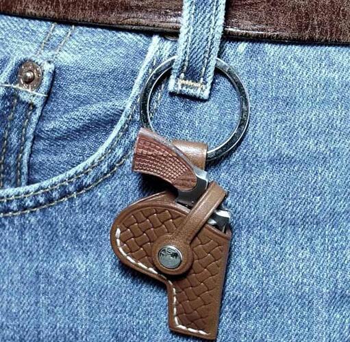 https://img.welt.de/img/politik/mobile101413928/5792509057-ci102l-w1024/waffe-swiss-jeans-DW-Politik-HOLLYWOOD-jpg.jpg